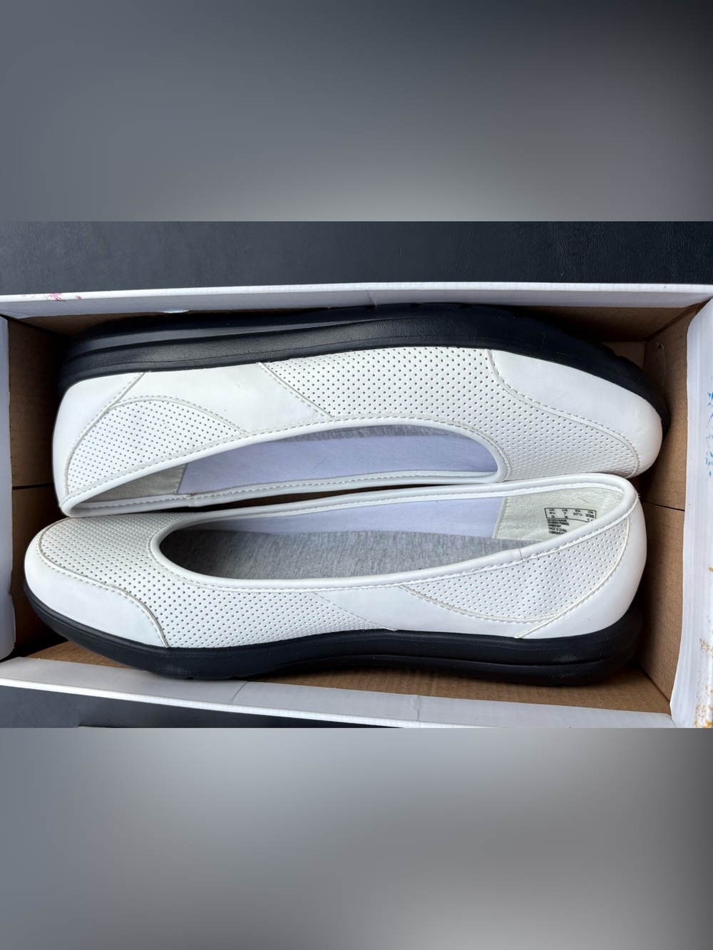 NEW women’s white leather Clark’s Cloudsteppers shoes. Lightweight flats - Picture 2 of 10